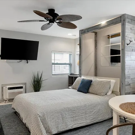 Quiet Corner Suite Heated Pool & 2 Mins 2 Beach